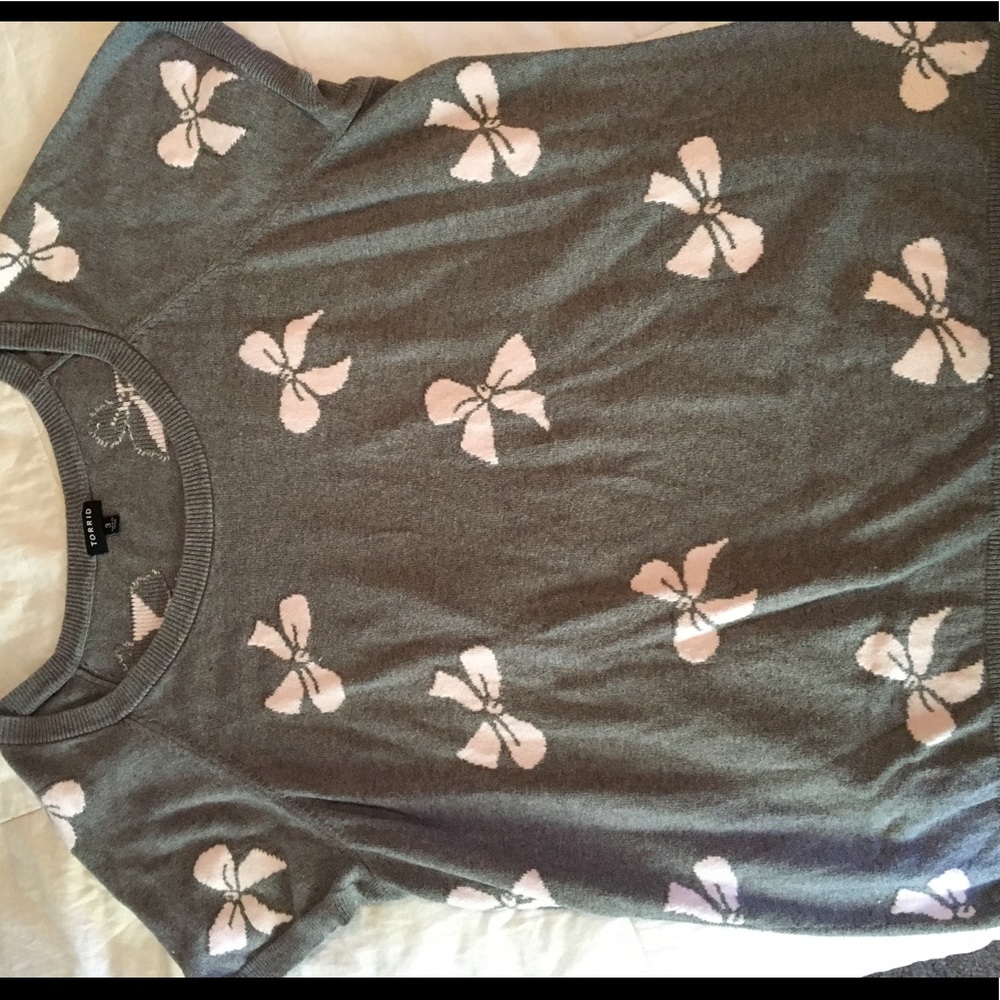 Gray short sleeve sweater with pink bow print